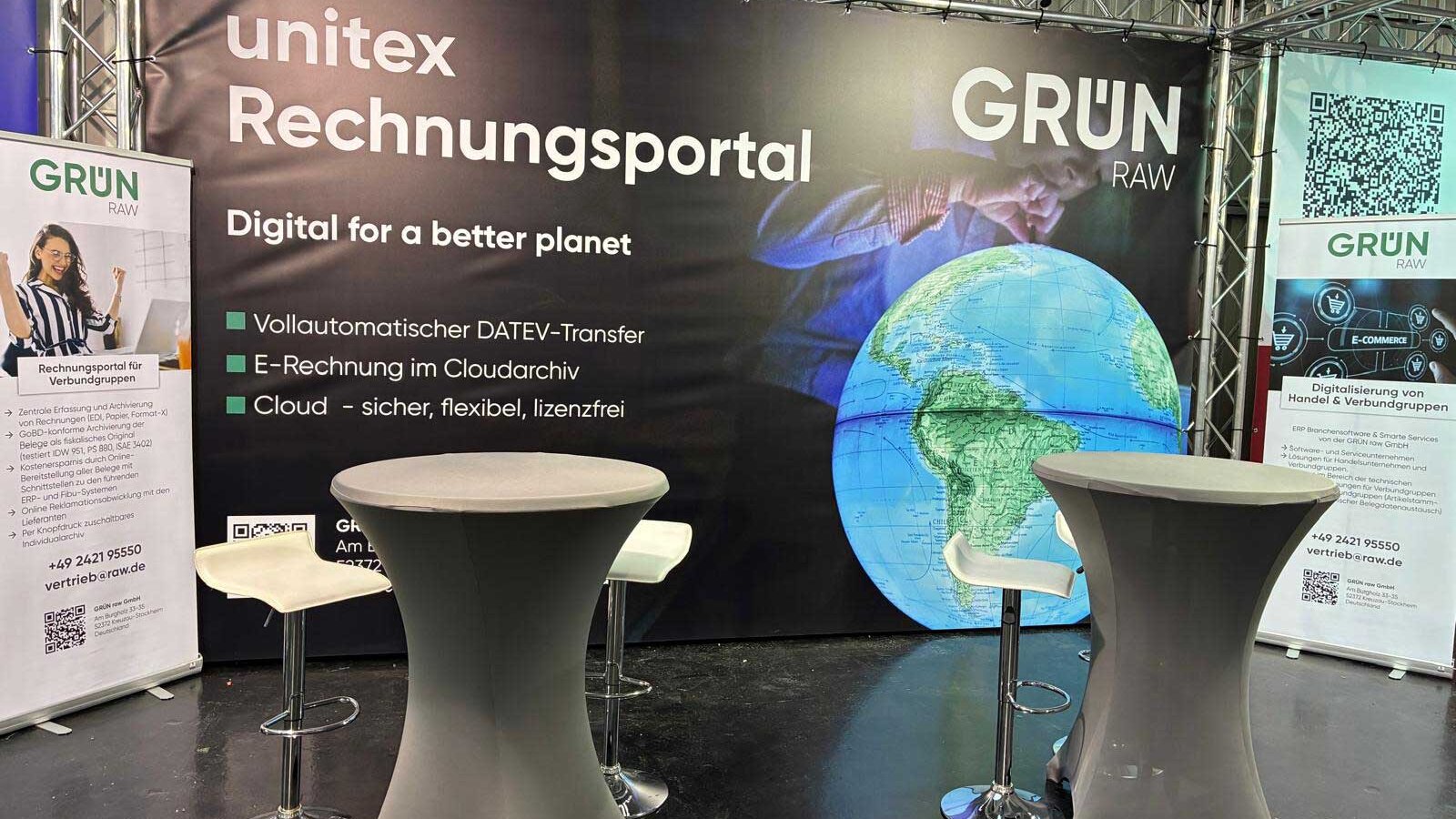Messestand der GRÜN raw auf dem unitex FASHION FESTIVAL mit Rechnungsportal, Rollups und Stehtischen